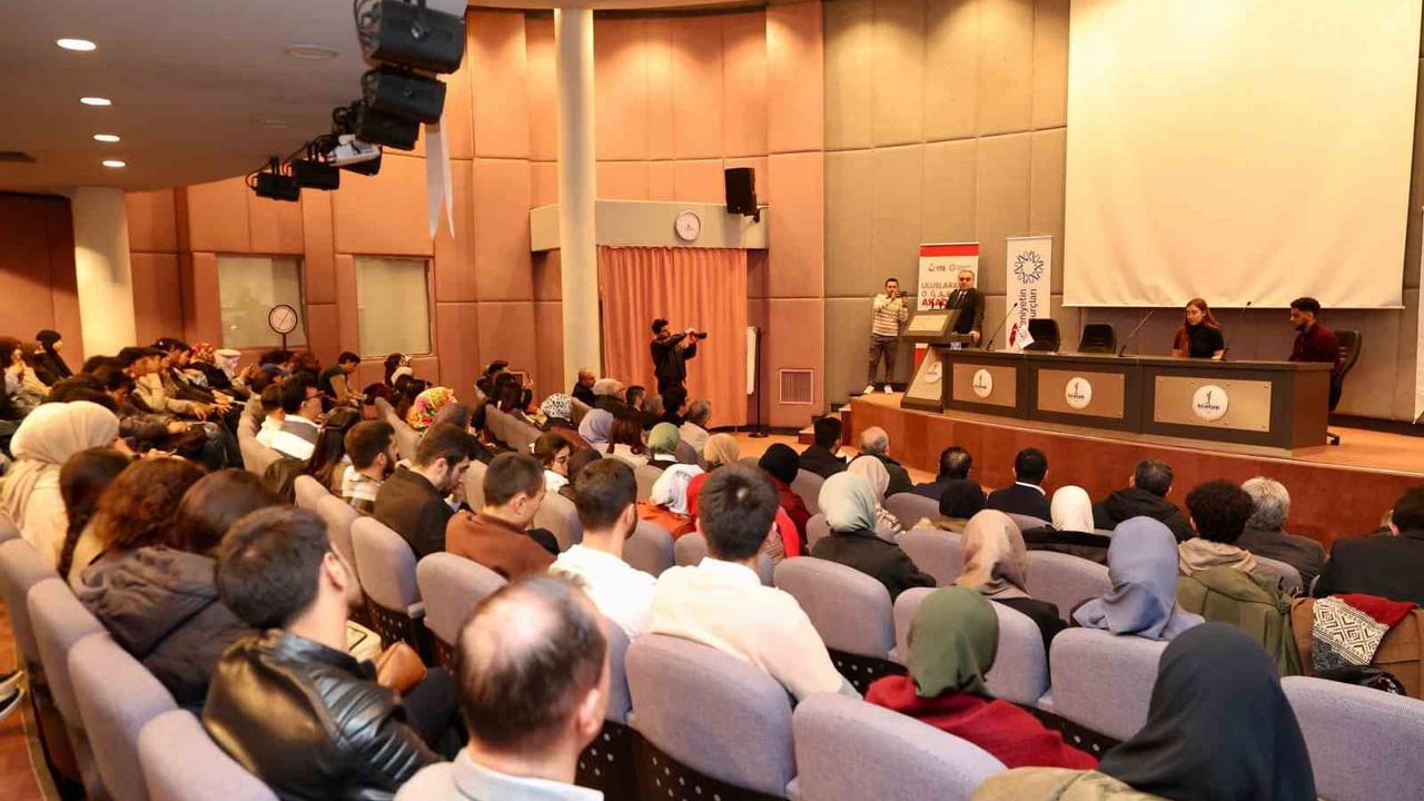 ERÜ Rektörü Prof. Dr. Fatih Altun, Kayseri Uluslararası Öğrenci Akademisi'nin Açılış Dersini Verdi