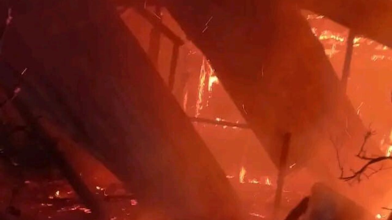 Erzin'de Baraka Alevlere Teslim Oldu — İtfaiye Müdahalesi