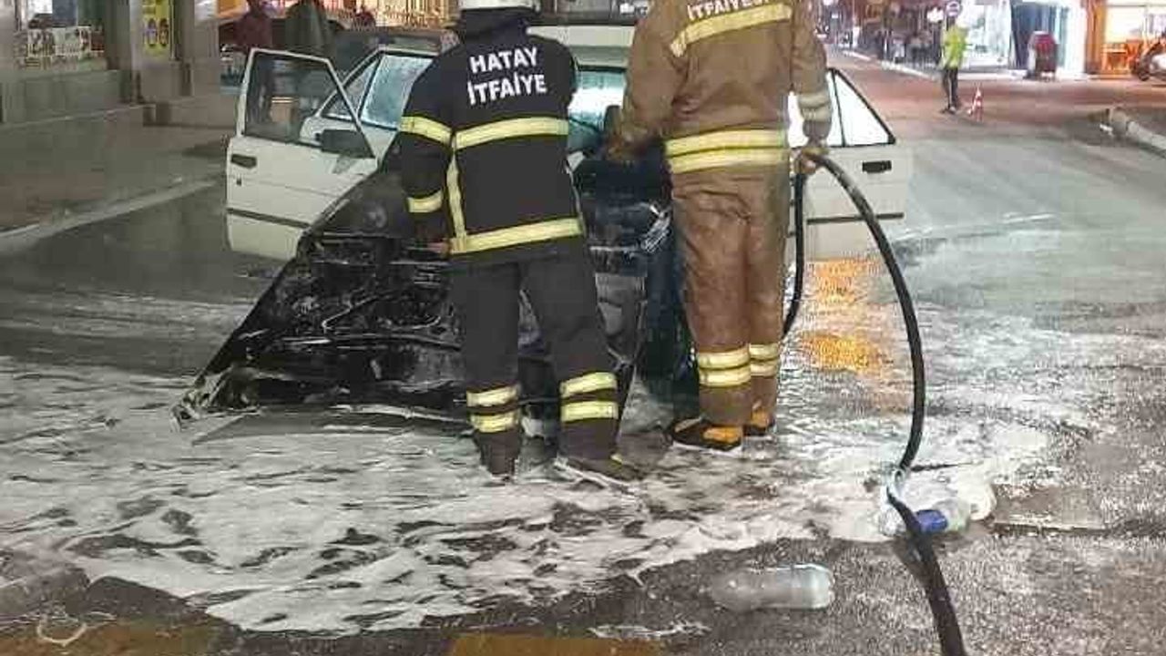 Erzin'de Seyir Halindeki 31 YD 348 Plakalı Otomobil Alevlere Teslim Oldu