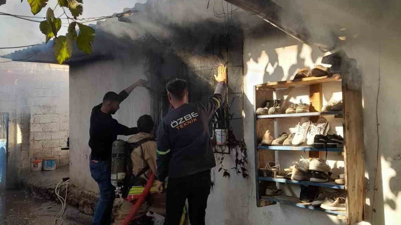 Erzin'de Tek Katlı Müstakil Evde Yangın Kontrol Altına Alındı