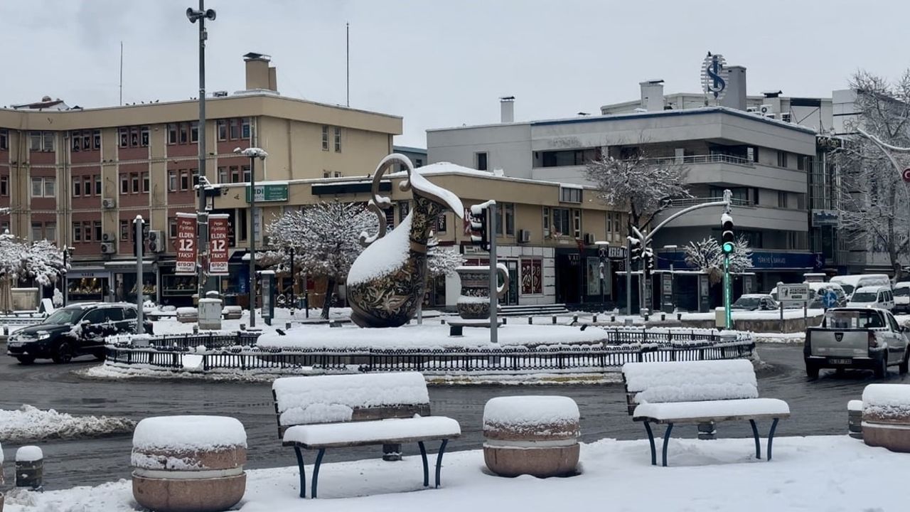 Erzincan Beyaza Büründü: Geçitlerde Karla Mücadelede Seferberlik