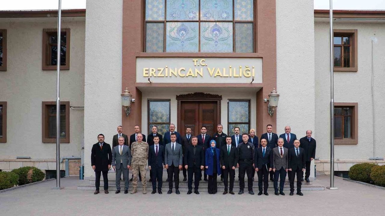 Erzincan'da 29. Birim Amirleri Toplantısı: Vali Aydoğdu'dan 'Tam Hazırlık' Talimatı