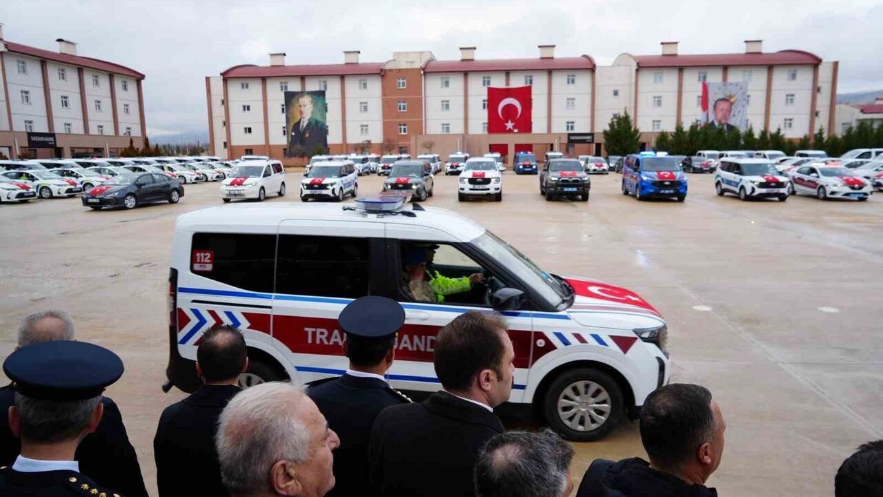 Erzincan'da Emniyet ve Jandarmaya 122 Yeni Hizmet Aracı Teslim Edildi