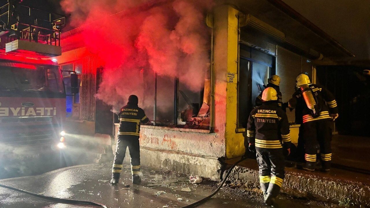 Erzincan'da Gece Yarısı İş Yeri Yangını: Kepenkler ve Camlar Kırıldı