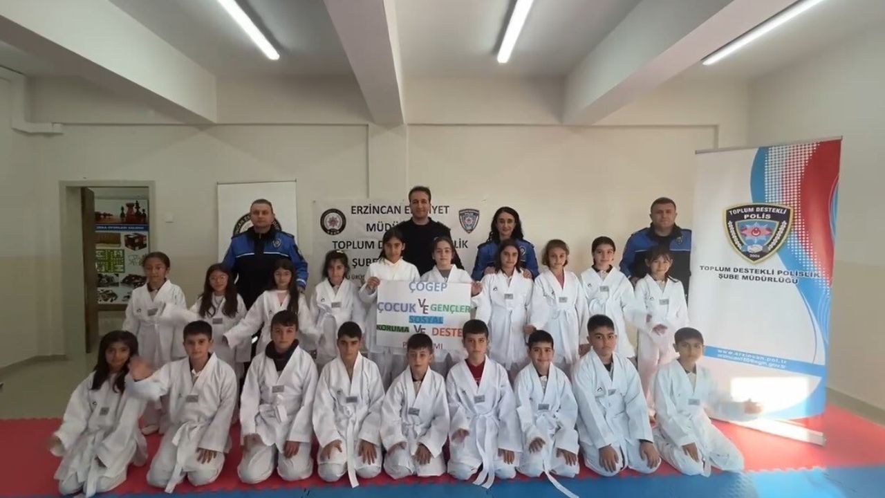 Erzincan'da 'Hep Birlikte Aileyiz' ile 20 Öğrenciye Tekvando Kıyafeti Desteği