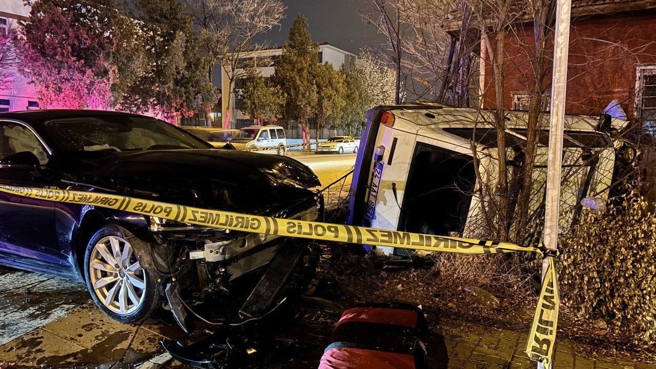 Erzincan'da iki otomobil çarpıştı: 5 yaralı