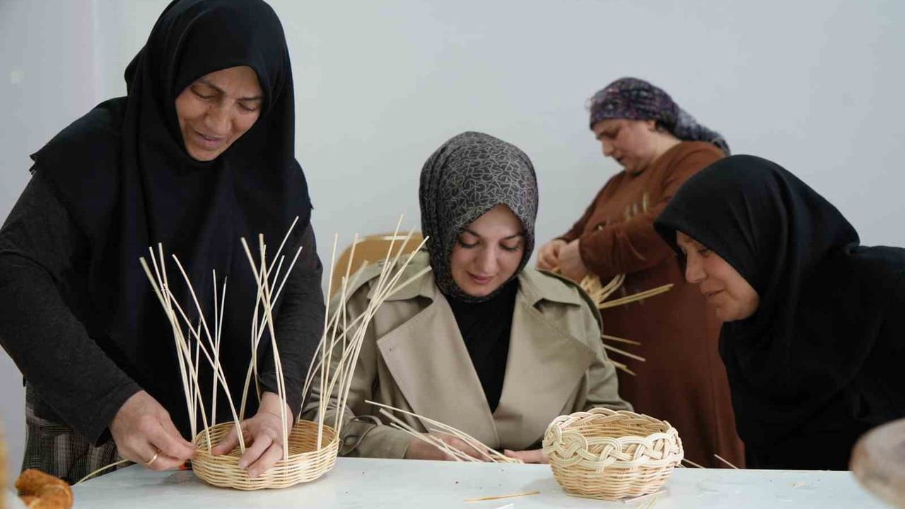 Erzincan'da Kanser Hastası Kadınlar Rattan Kursunda Umut Örüyor