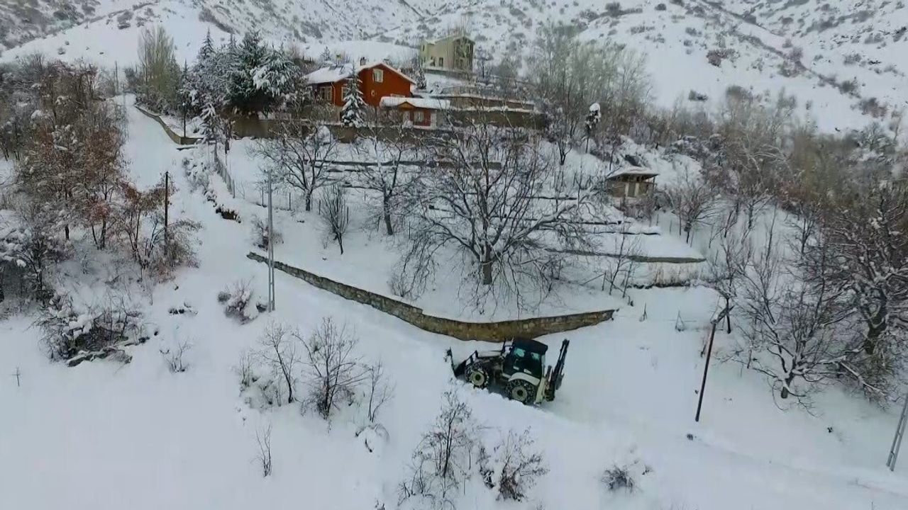 Erzincan'da Kar ve Tipi Ulaşımı Vurdu: 12 Köy Yolu Kapandı