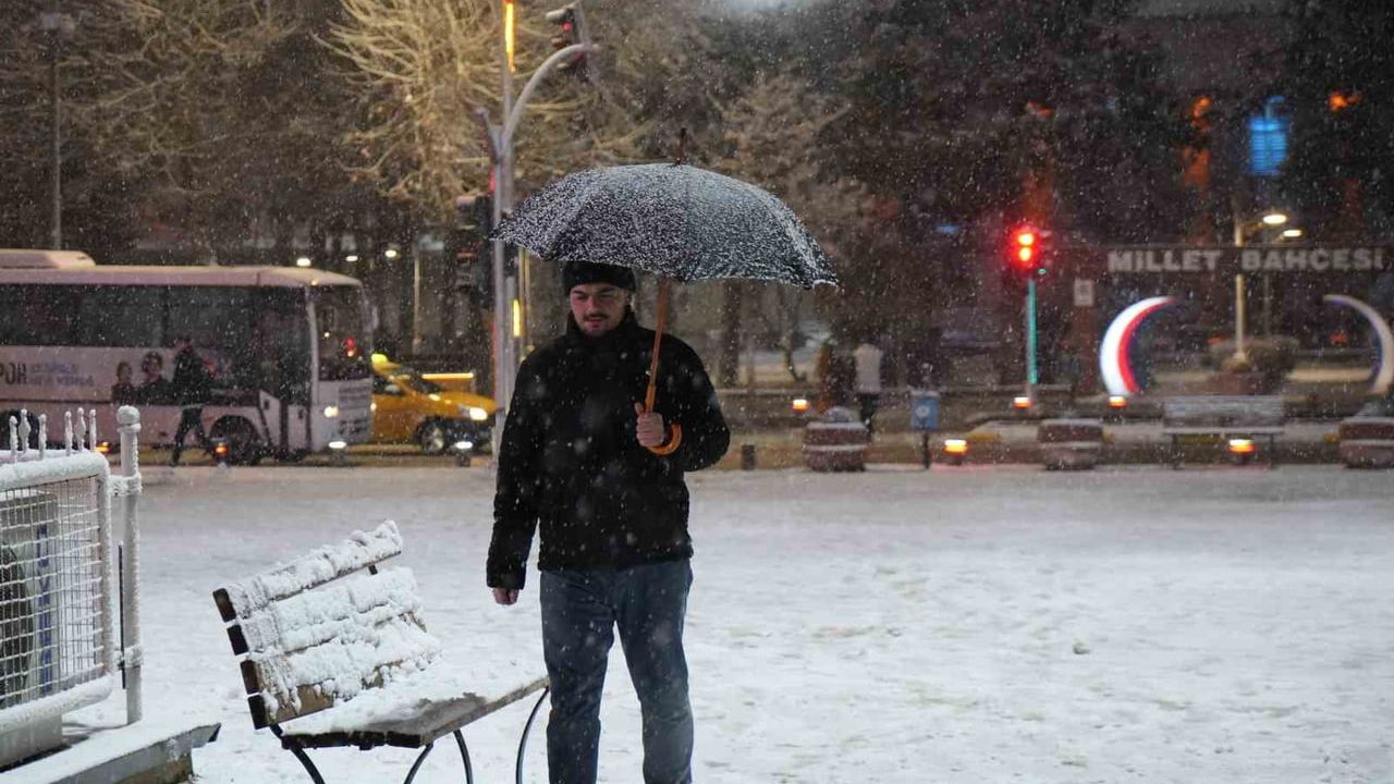 Erzincan'da Kar Yağışı Etkili: Şehir Merkezi Beyaza Büründü