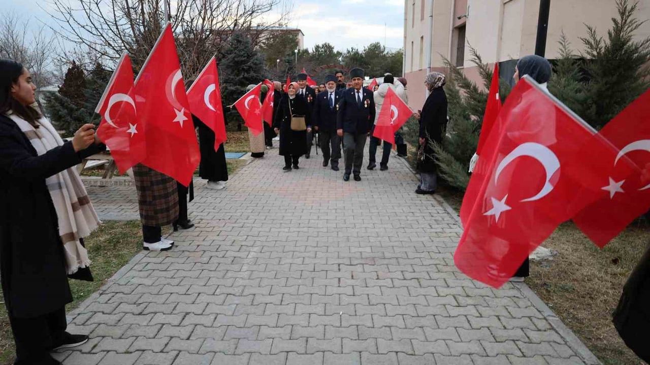 Erzincan'da Şehit Yakınları ve Gaziler, Kız Yurdu Öğrencileriyle Buluştu