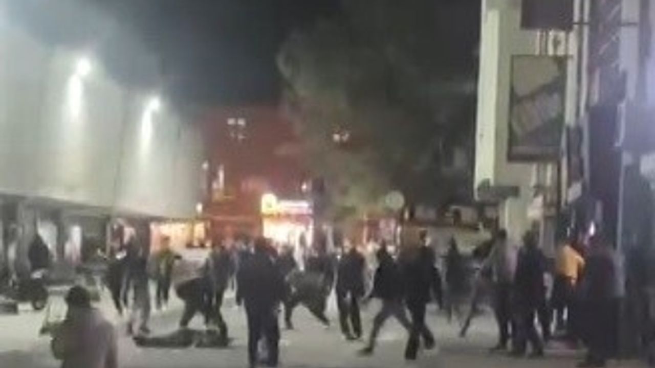 Erzincan’da taburelerin uçuştuğu kavga hastane önünde yeniden alevlendi