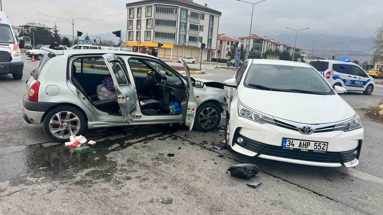 Erzincan'da TEDAŞ Kavşağı'nda Kaza: İki Otomobil Çarpıştı, 2 Yaralı