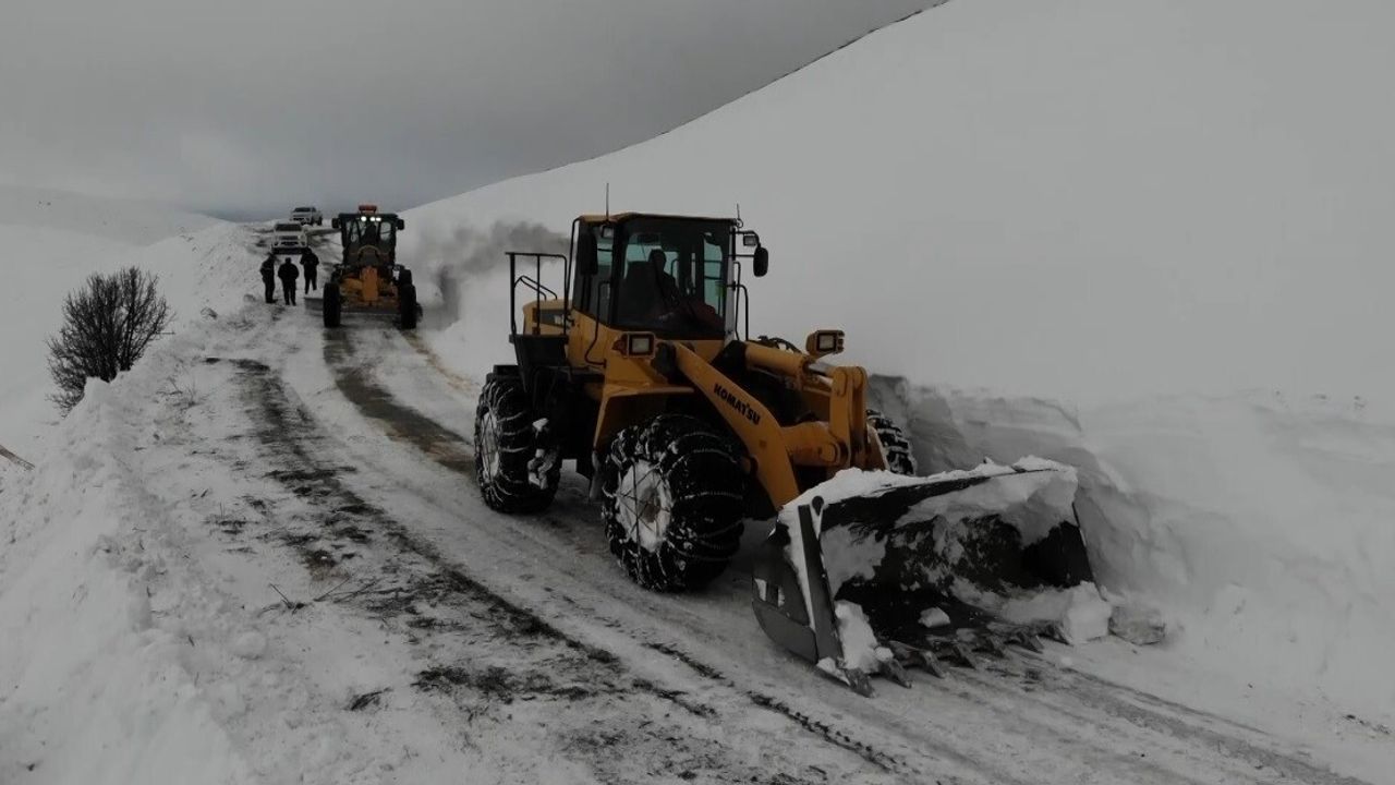 Erzincan'da Tipi Sonrası 12 Köy Yolu Yeniden Ulaşıma Açıldı