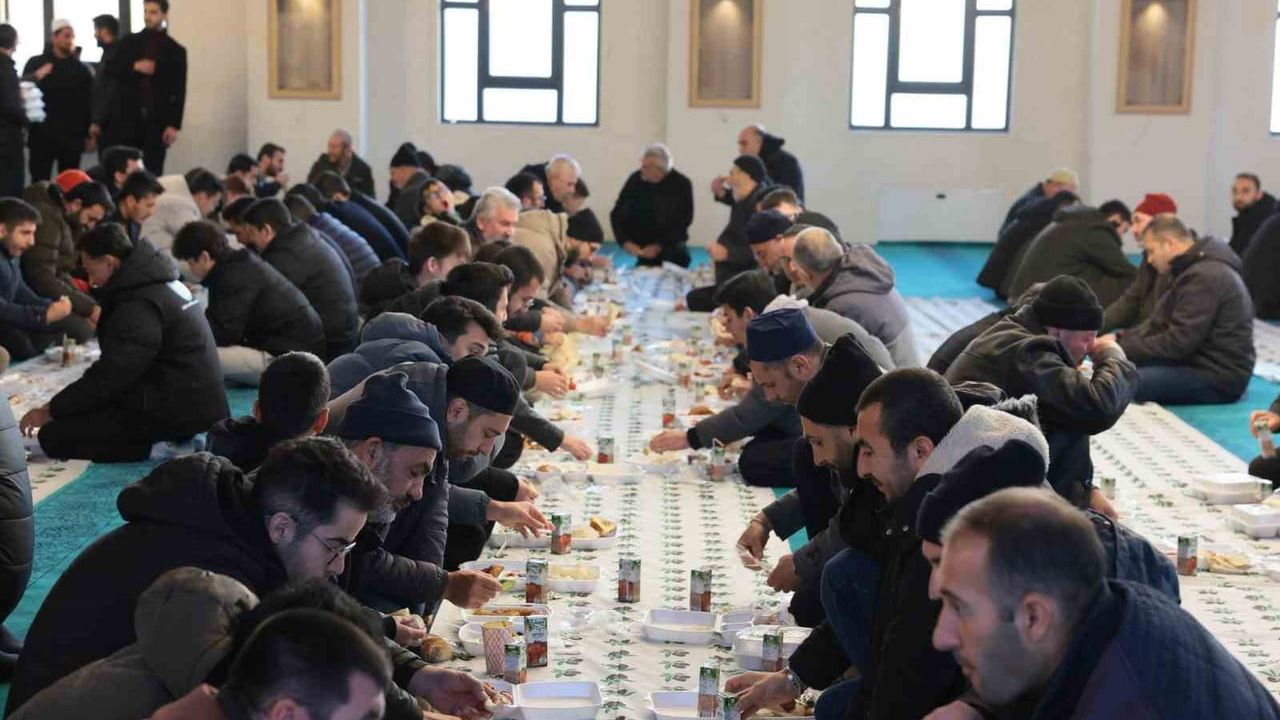 Erzincan'da Üç Aylar Başlangıcı: Terzibaba Külliyesi'nde Sabah Namazı