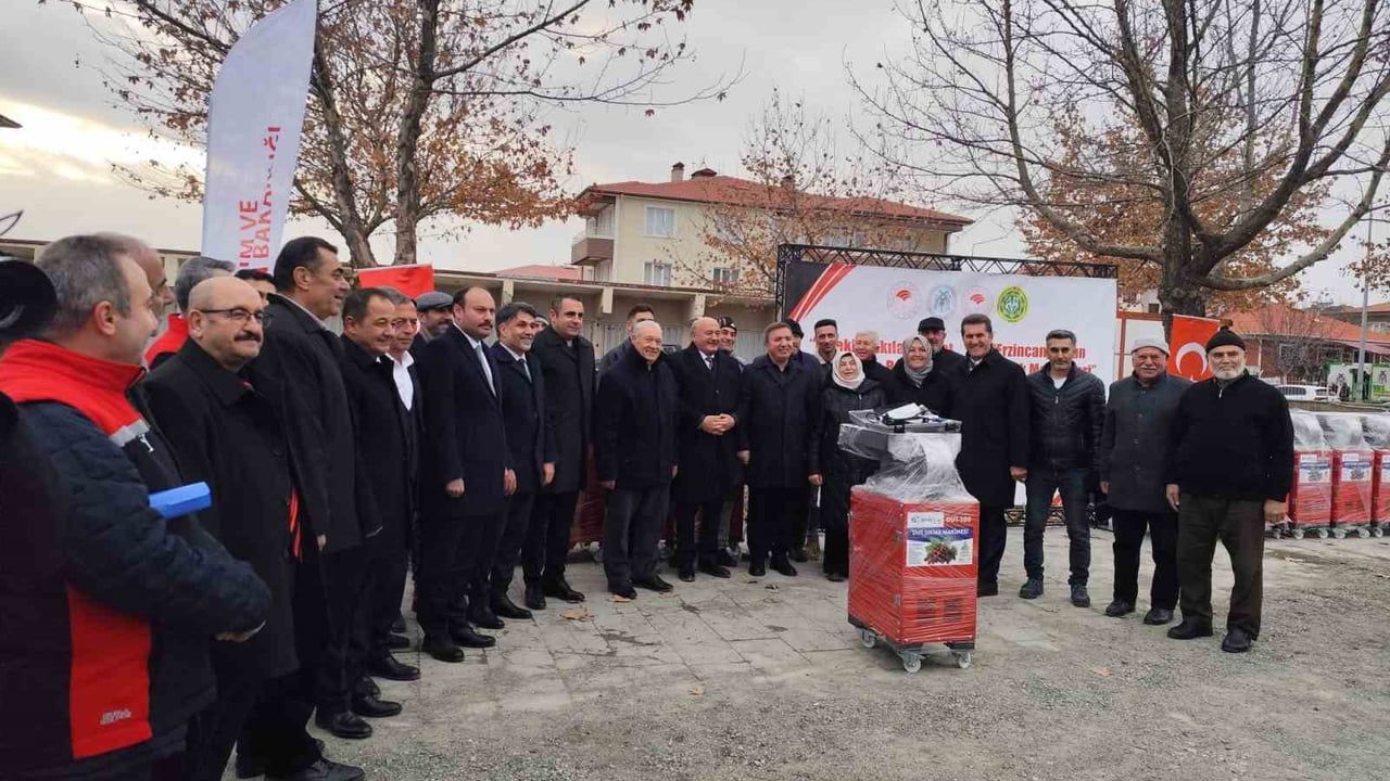 Erzincan'da üreticiye destek: %75 hibe ile 15 dut sıkma ve 55 koyun kırkım makinesi dağıtıldı