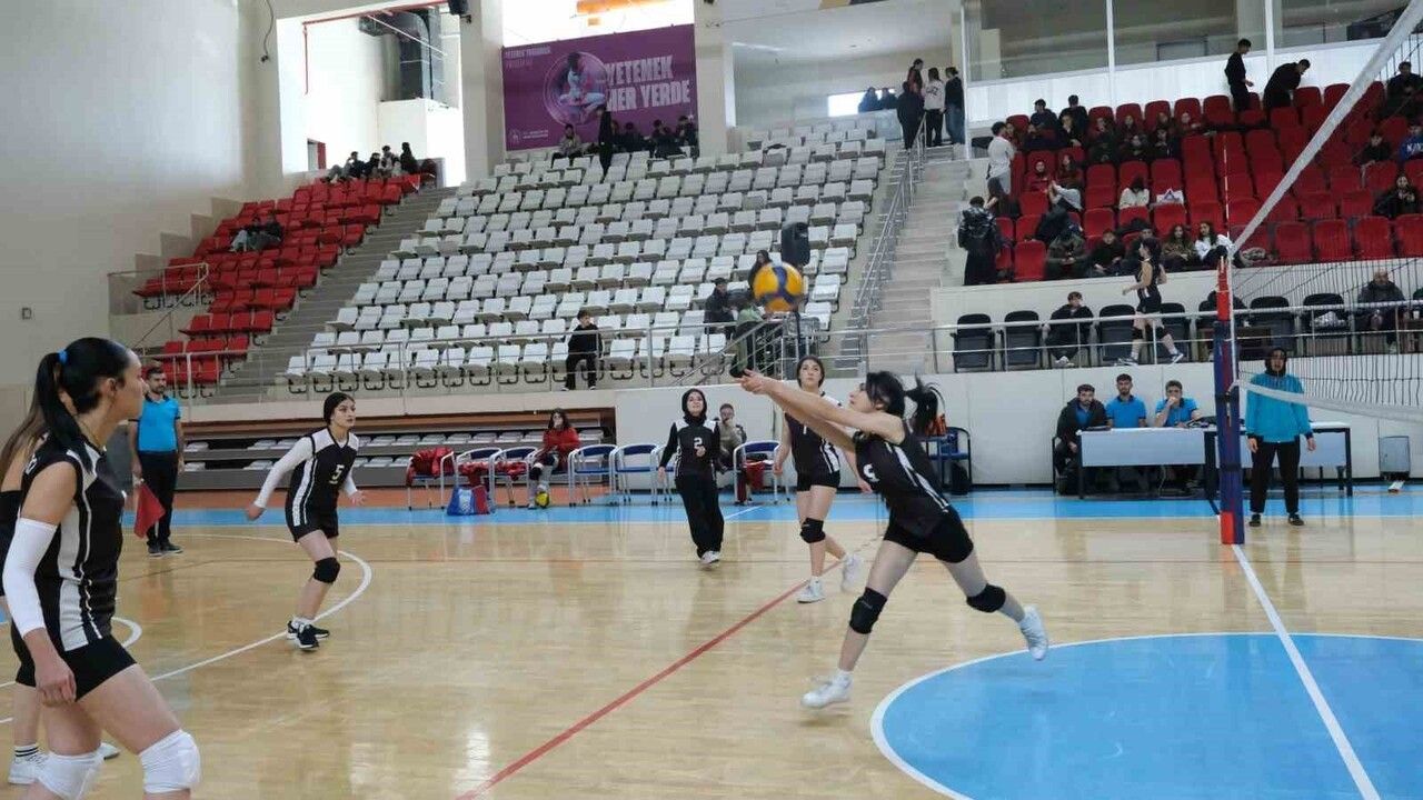 Erzincan'da Voleybol Coşkusu: Gençler İl Birinciliği Finali Devam Ediyor