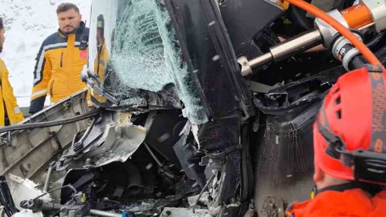 Erzincan'da Yolcu Otobüsü Tıra Arkadan Çarptı: 3 Yaralı