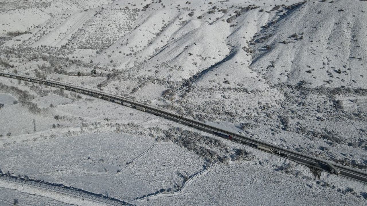 Erzincan-Erzurum Karayolu'nda Buzlanma: Tır Bariyerlere Çarptı, 12 km Kuyruk