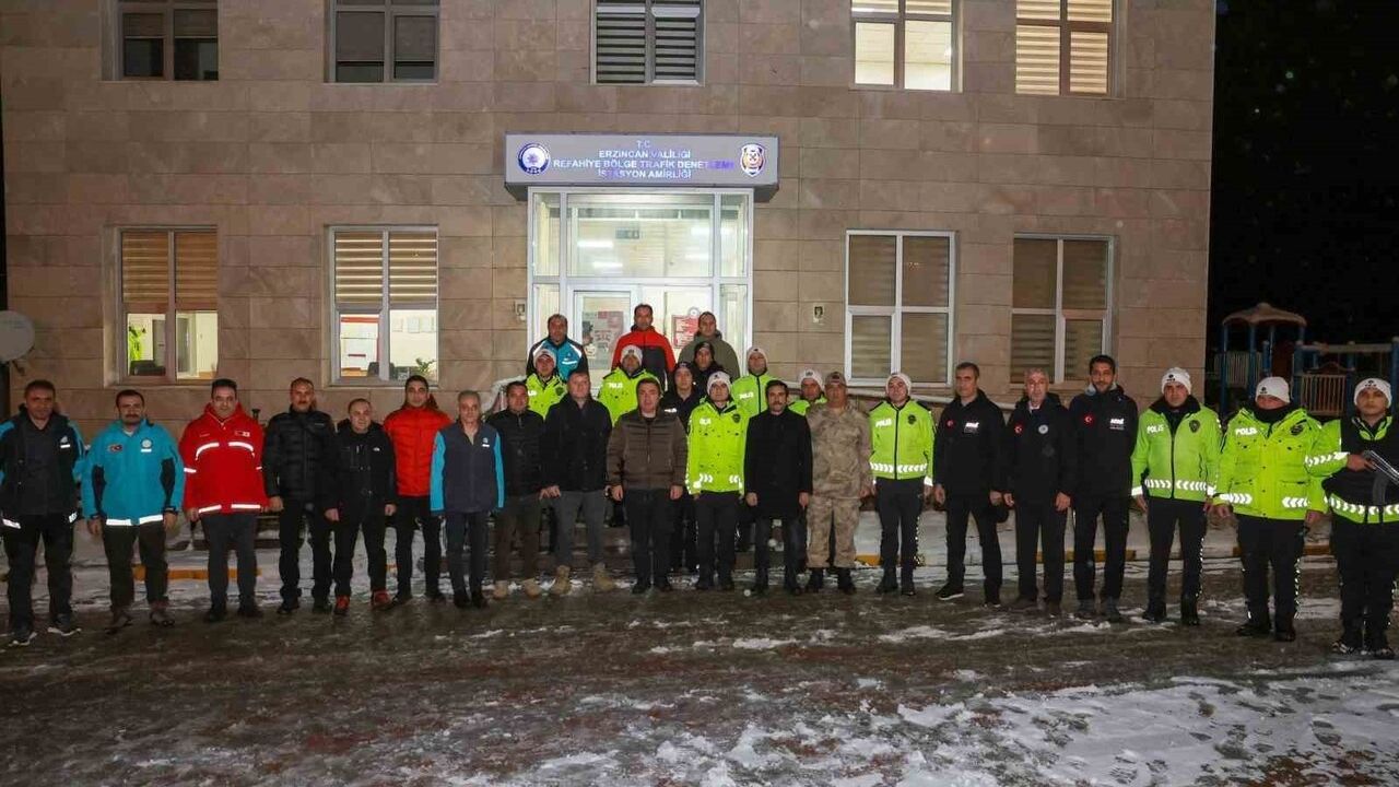Erzincan Valisi Hamza Aydoğdu Sakaltutan'da Karla Mücadeleyi Denetledi