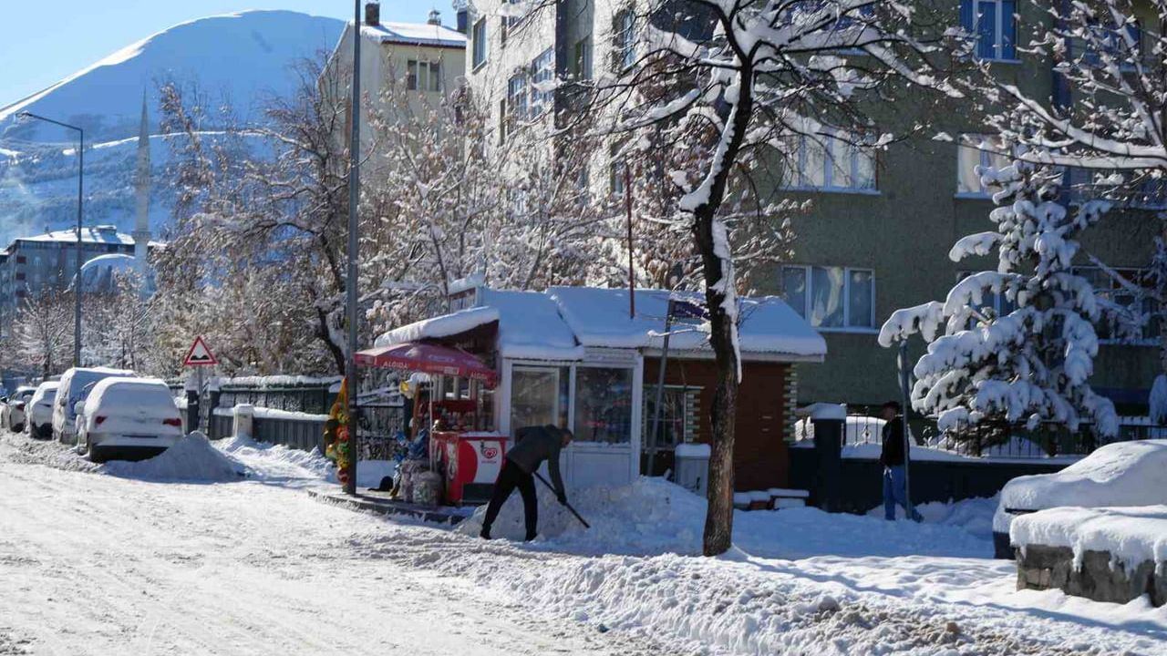 Erzurum Beyaza Büründü: Bin 315 Köy Yolu Kapandı, Kar 30 Santimi Aştı