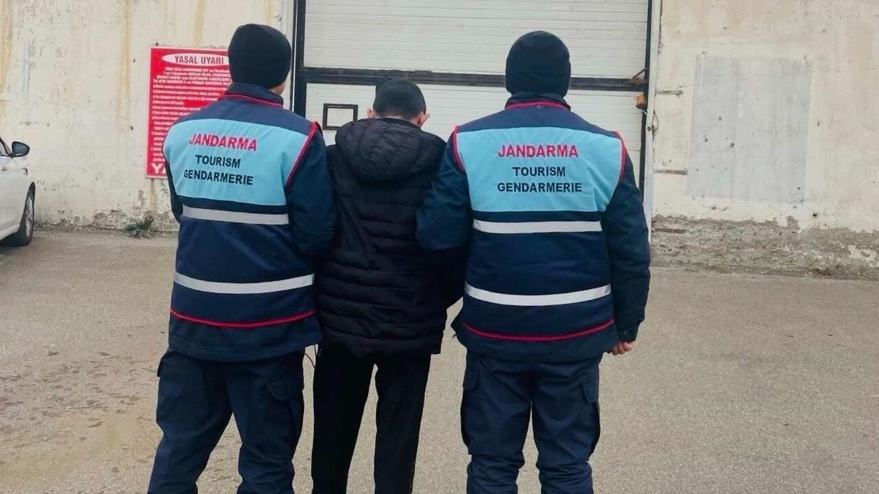 Erzurum'da 17 Yıl 8 Ay Kesinleşmiş Hapis Cezası Olan Şahıs Jandarmaya Yakalandı