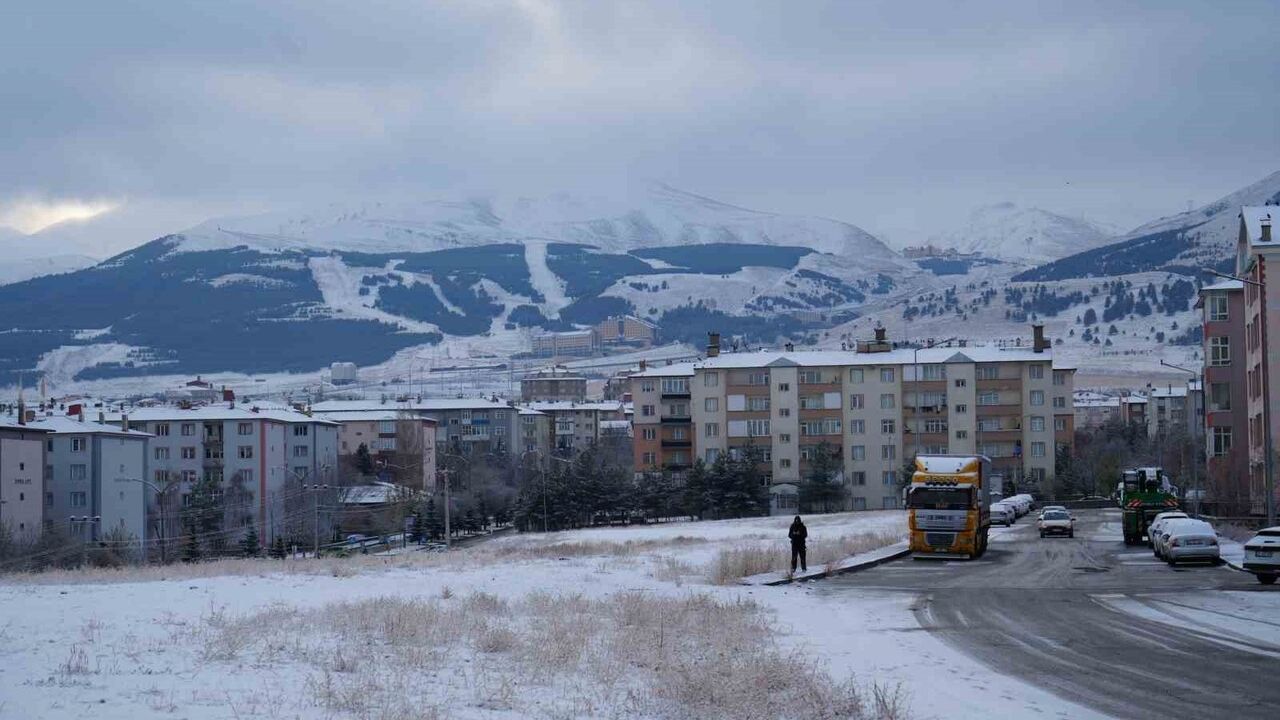 Erzurum'da Gece Yağan Kar Durdı: 3 Gün Kar Beklenmiyor