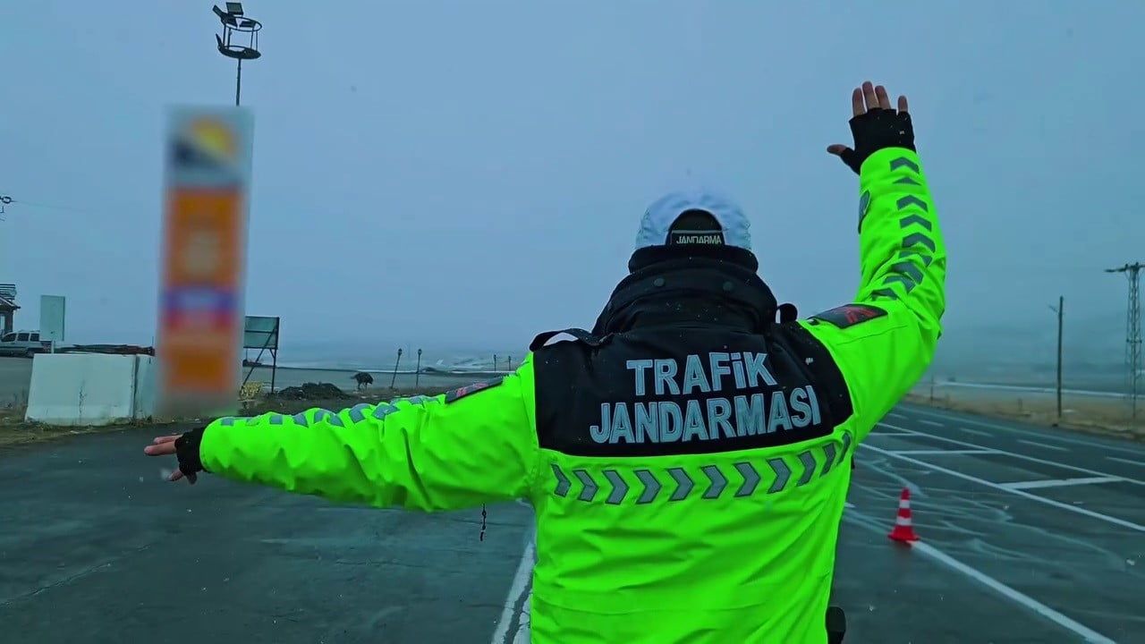 Erzurum'da Jandarma Trafik Ekiplerinden Kış Lastiği Denetimi