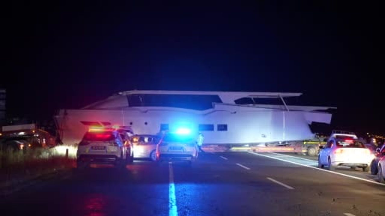 Erzurum'da Yat Yüklü Tır Karayolunu Kapattı — Tortum'da Trafik Kilitlendi