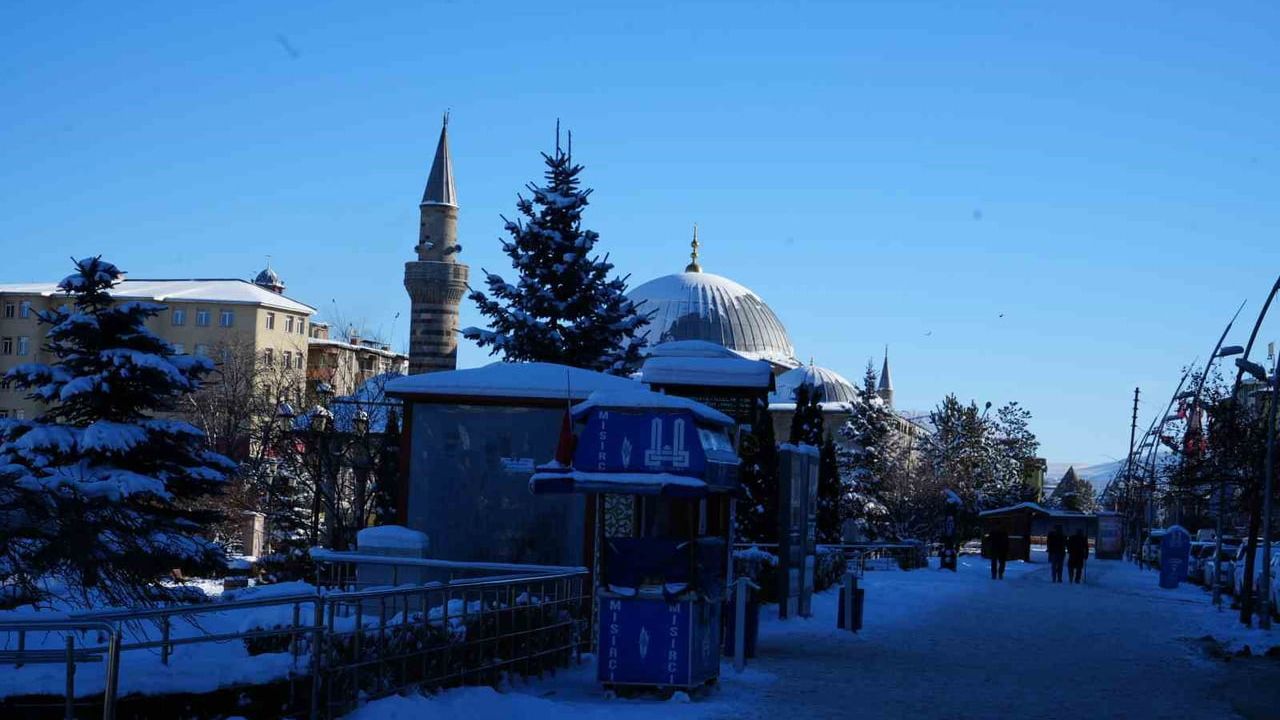 Erzurum Dondu: Karaçoban'da -30.3 derece, Palandöken'de kar 1 metre 54 santim