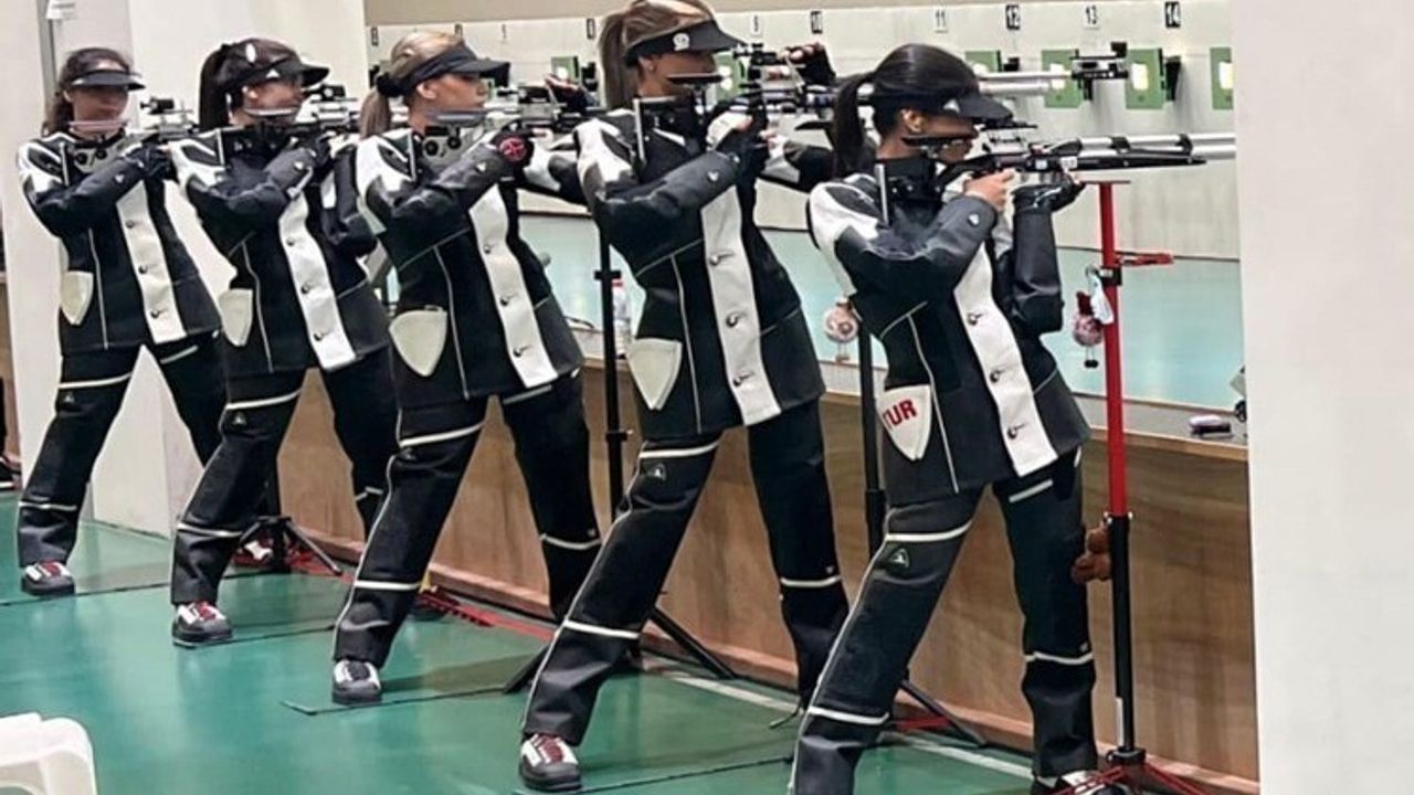 Erzurum ETÜ Atıcılık Takımı Mersin'de 10 M Havalı Tüfekte Birinci