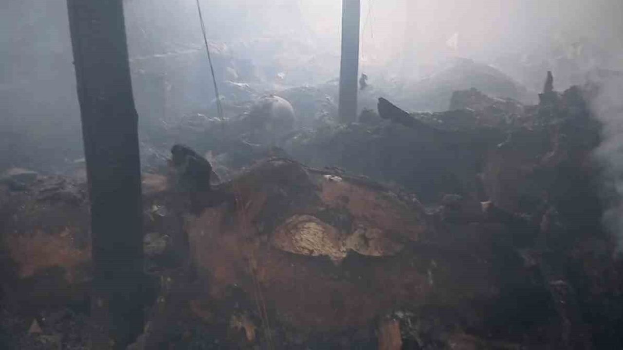 Erzurum Hınıs'ta Ahır Yangını: 21 Büyükbaş Telef Oldu