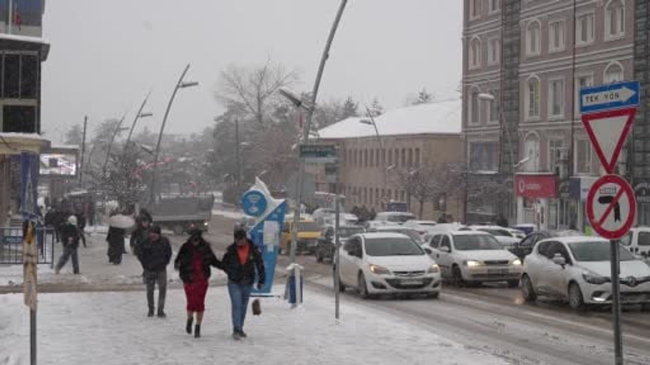 Erzurum kara teslim: Ulaşım felç, Palandöken kayakçılara sürpriz