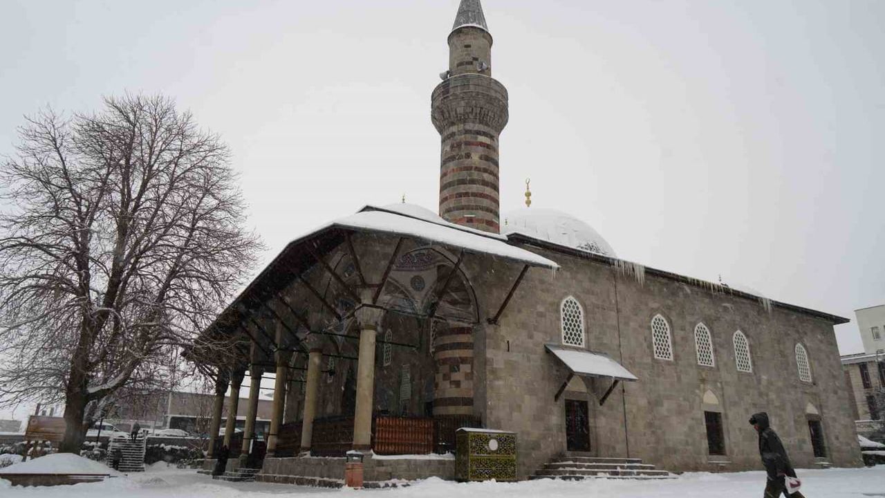 Erzurum kara teslim: Yoğun kar hayatı felç etti