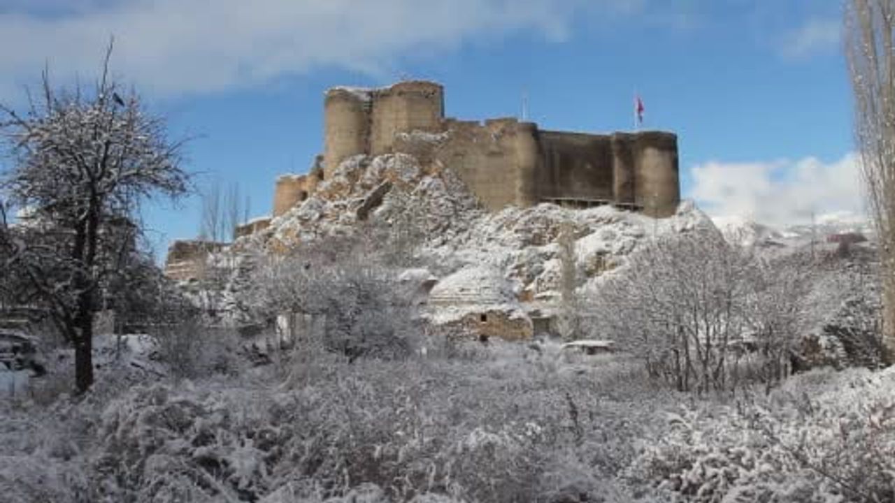 Erzurum Oltu'da Kar Yağışı: 35 Mahalle Yolu Ulaşıma Kapandı