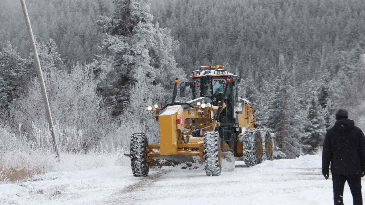 Erzurum Oltu'da Yoğun Kar: 35 Mahalle Yolu Kapandı