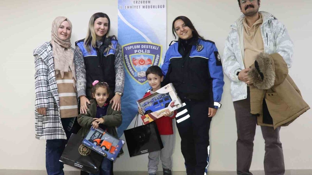 Erzurum Polisi, Kaybolan Oyuncağı Çocuğa Yeniden Verdi