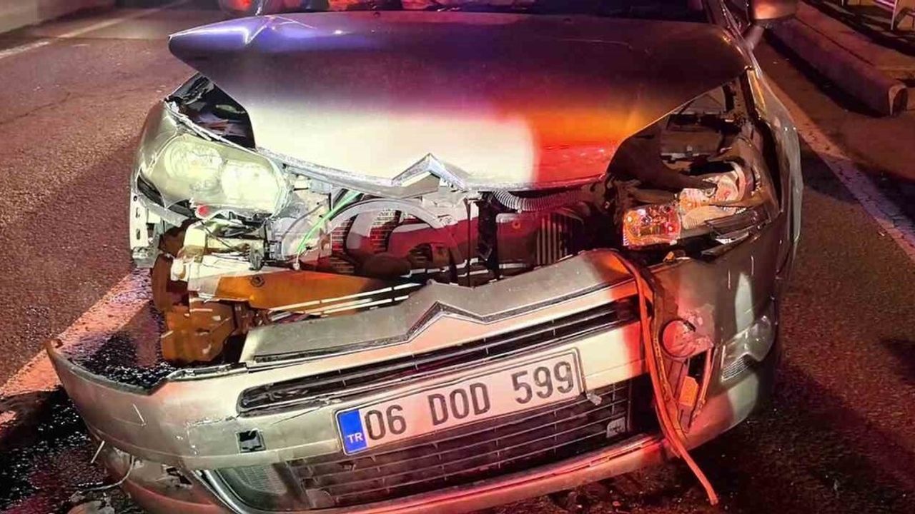 Erzurum Şehir Hastanesi Kavşağında 3 Araçlı Zincirleme Kaza