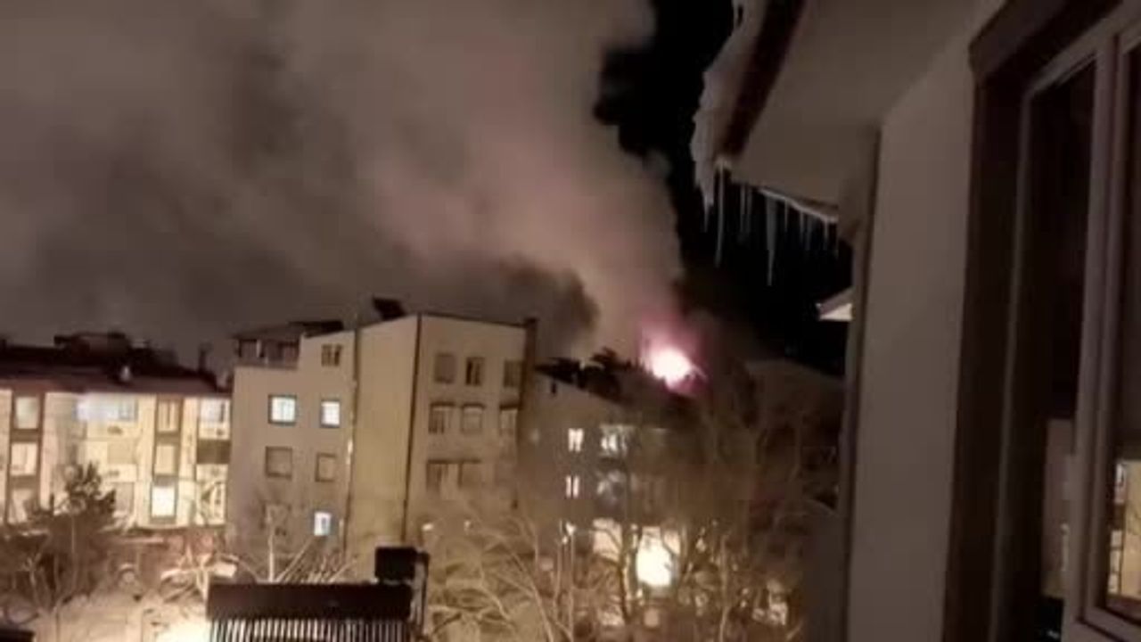 Erzurum Uzundere'de Çatı Katı Yangını Kontrol Altına Alındı