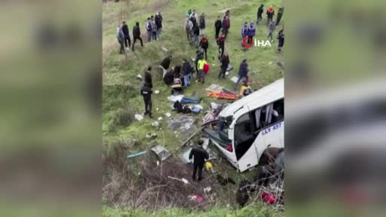 Esenyurt Nazım Hikmet Bulvarı'nda Midibüs Şarampole Devrildi