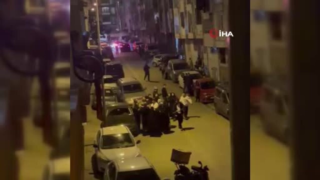 Esenyurt'ta Çocuk Kavgası Aileleri Sokağa Döktü: Sopalı Kavga Kamerada