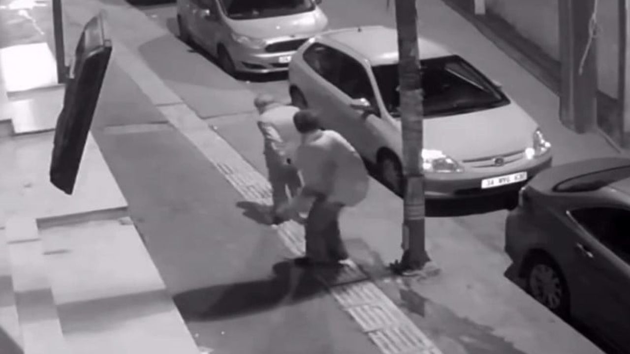 Esenyurt'ta Dehşet: Alkollü Kadın Yaşlı Adama Defalarca Tekme Attı