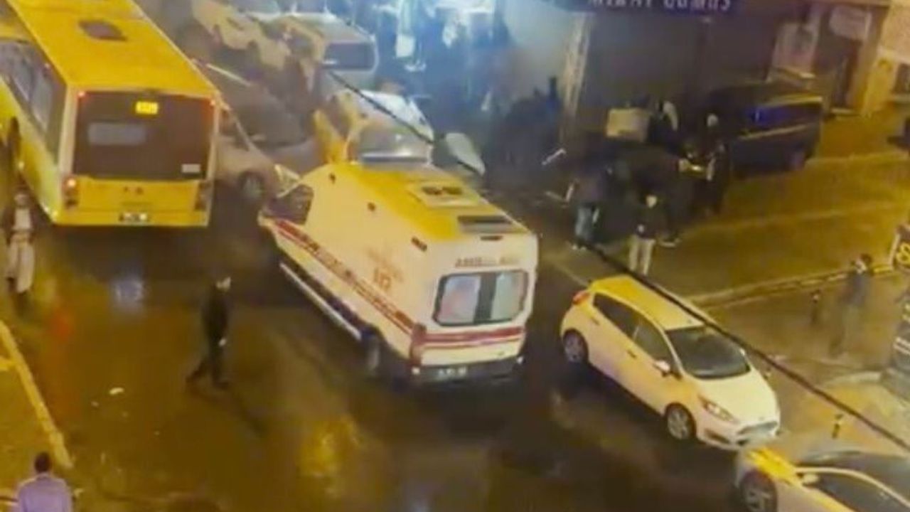 Esenyurt'ta Hafif Ticari Araç Yol Kenarındaki Adama Çarptı — O Anlar Kamerada