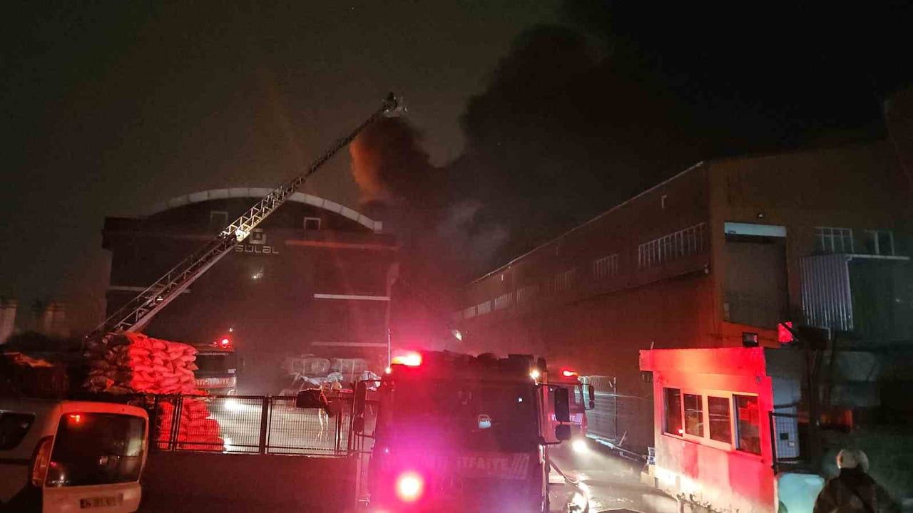 Esenyurt'ta Hırdavat Deposu Yangını: İtfaiye 5 Noktadan Müdahale Ediyor