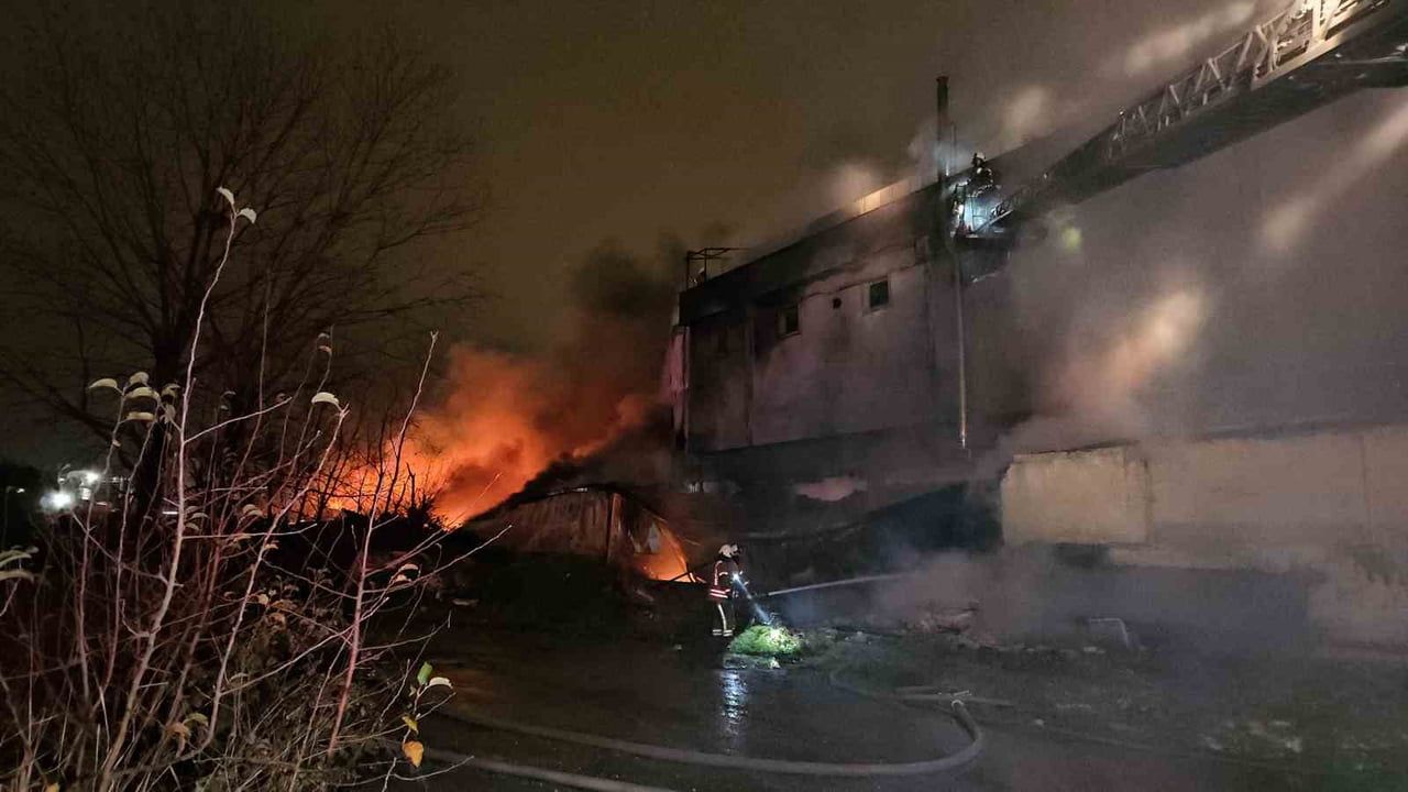 Esenyurt'ta Hırdavat Fabrikası Yangını 4. Saatinde: Patlamalar Sürüyor