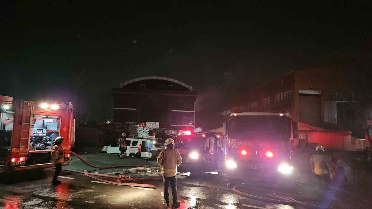 Esenyurt'ta hırdavat fabrikası yangını 6 saattir sürüyor