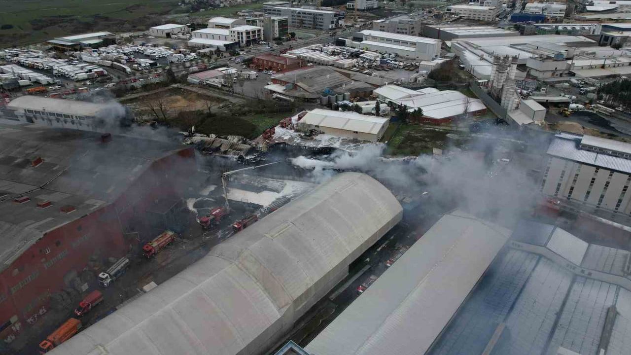 Esenyurt'ta Hırdavat Fabrikası Yangını Havadan Görüntülendi