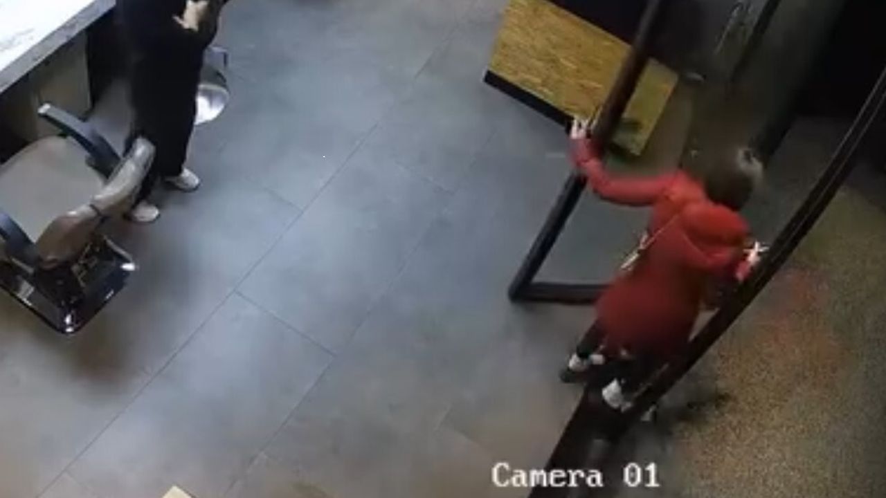 Esenyurt'ta Kuaförde 3 Bin Liralık İşlem: 'Kartımı Arabada Unuttum' Diyerek Kaçtı