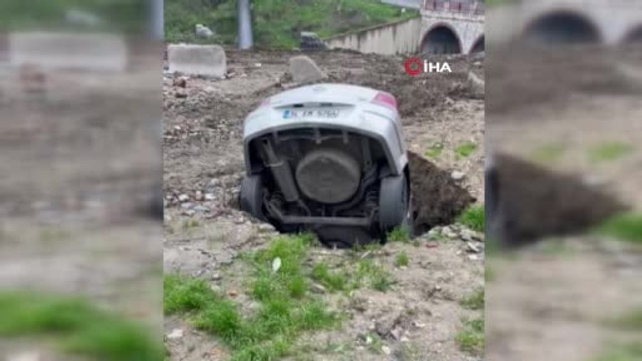 Esenyurt'ta Obruk: Park Halindeki Araç 3 Metrelik Çukura Düştü