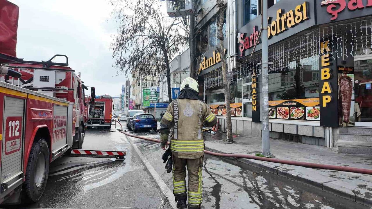 Esenyurt'ta Restoran Yangını: 4 Katlı İş Hanında İtfaiye Müdahalesi
