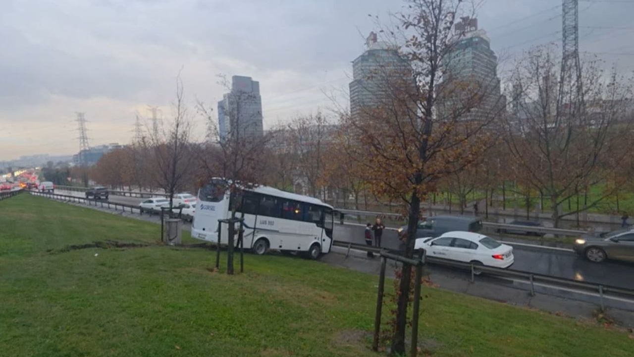 Esenyurt'ta servis minibüsü bariyerleri aşarak yeşillik alana uçtu